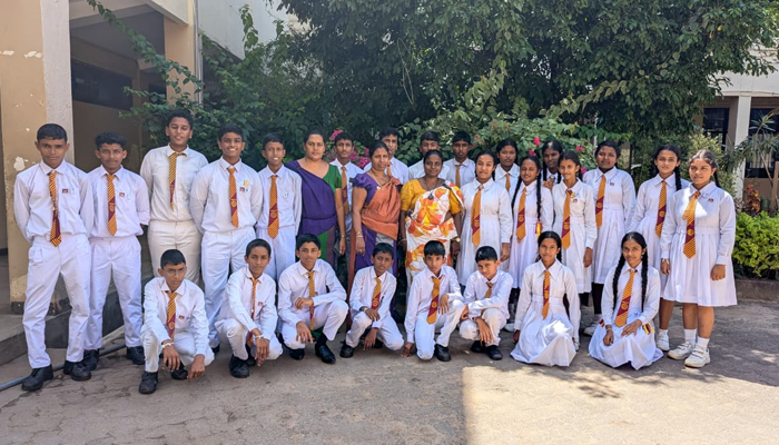 පාසලේ දරුවන් වෙනුවෙන් තම දරුවන් කැප කළ සංගීත ගුරුවරිය