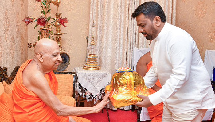 ජනපති මල්වතු, අස්ගිරි මහා නා හිමිවරුන් බැහැ දකී