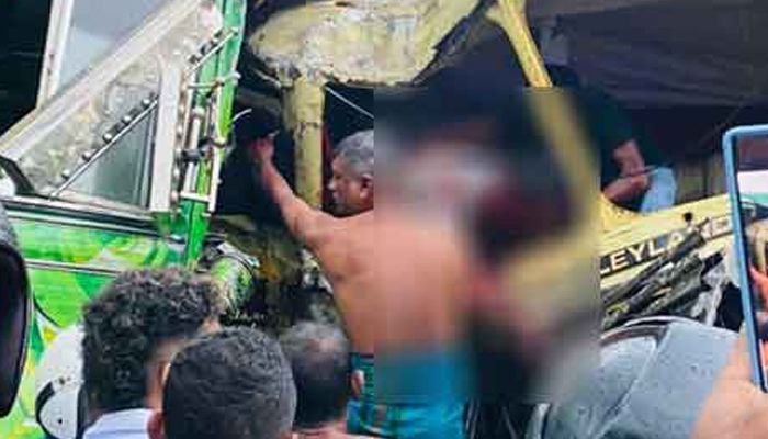 බස් සහ ටිපර් රථයක් මුහුණට මුහුණ ගැටෙයි – තිදෙනෙකුගේ තත්ත්වය බරපතළයි