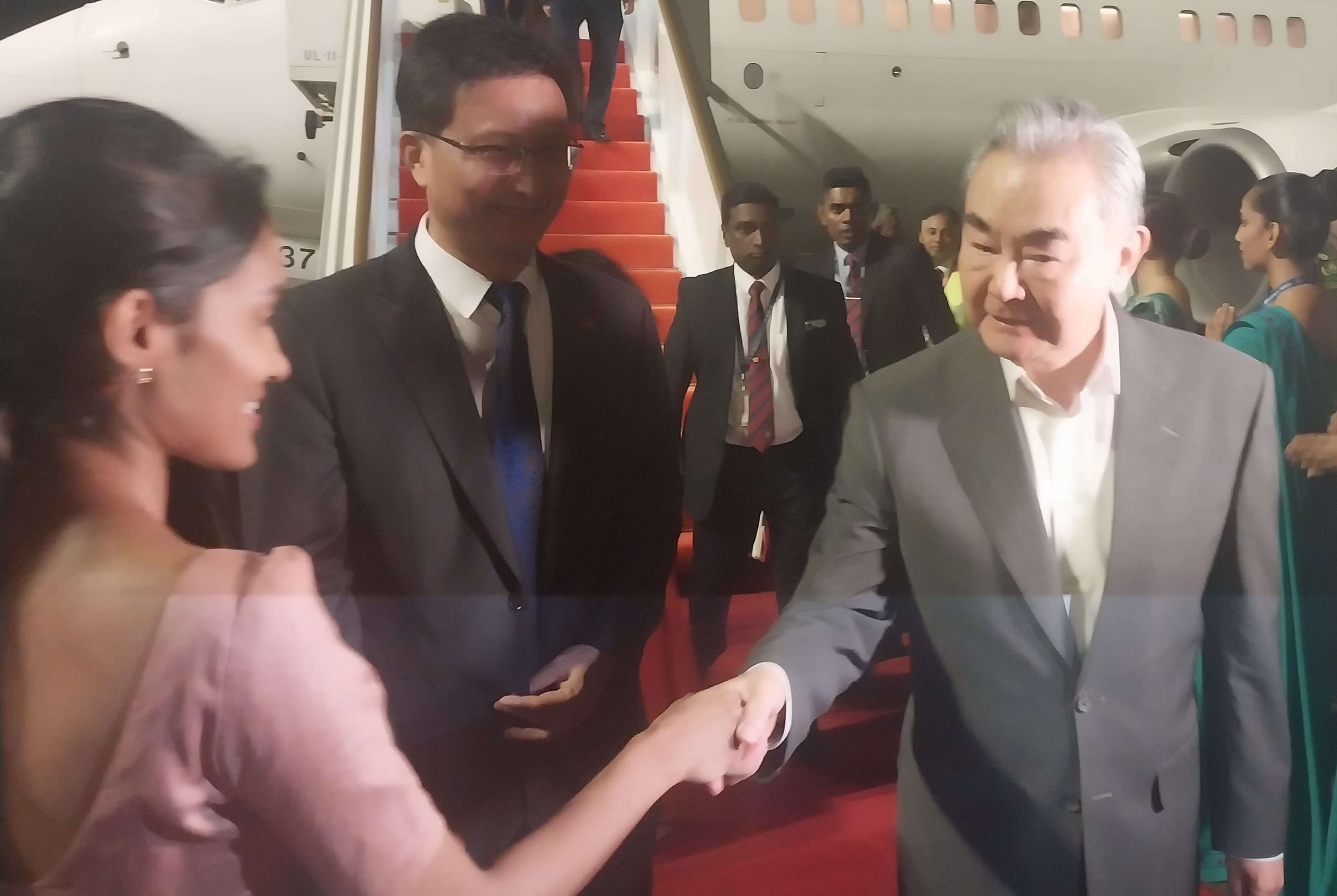 චීන විදේශ ඇමති දිවයිනට