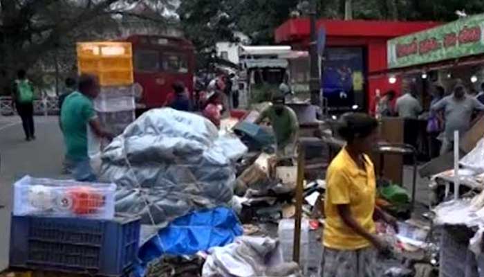 මහනුවර නගරයේ අනවසර පදික වෙළෙඳුන් ඉවත් කෙරේ