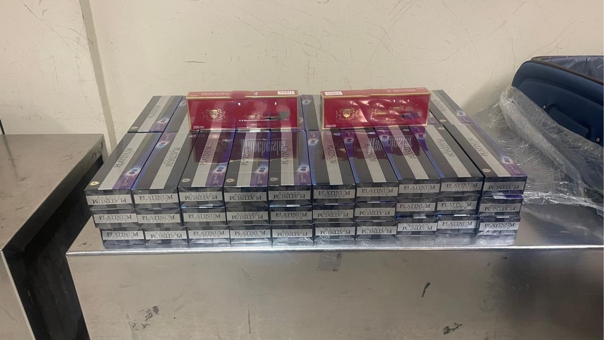 දුම්වැටි තොගයක් දිවයිනට රැගෙන ආ ගුවන් මගියෙකුට වැඩ වරදී