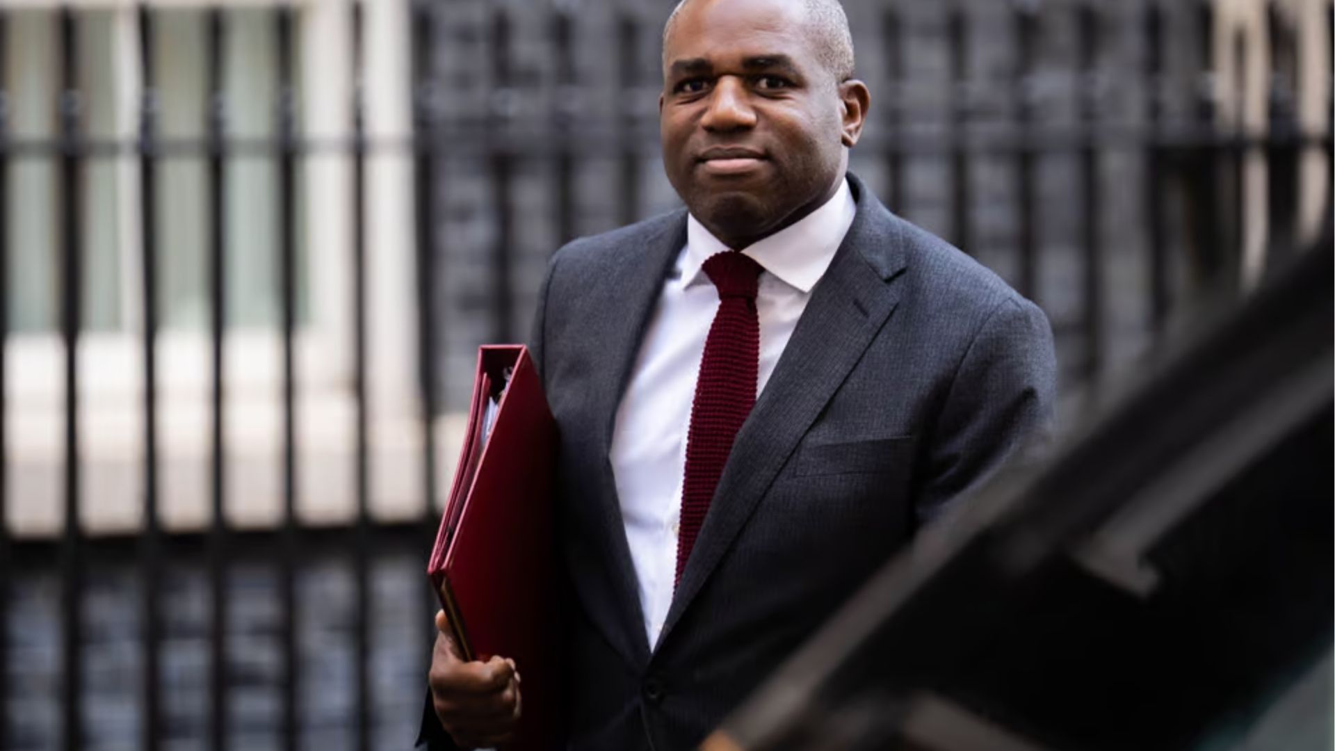 බ්‍රිතාන්‍යයේ  ප්‍රබලයෙක් අද දිවයිනට