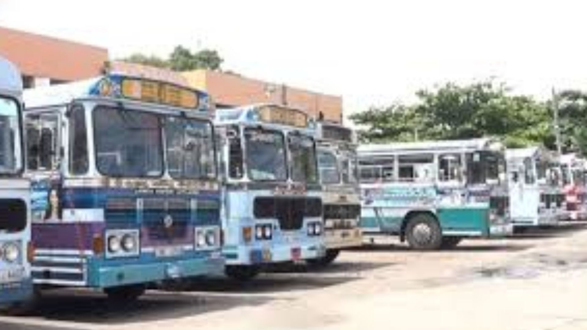 ගාස්තු වැඩි කරන තෙක් පුද්ගලික බස් රථ වලින් සියයට 90ක් ධාවනය නවතී