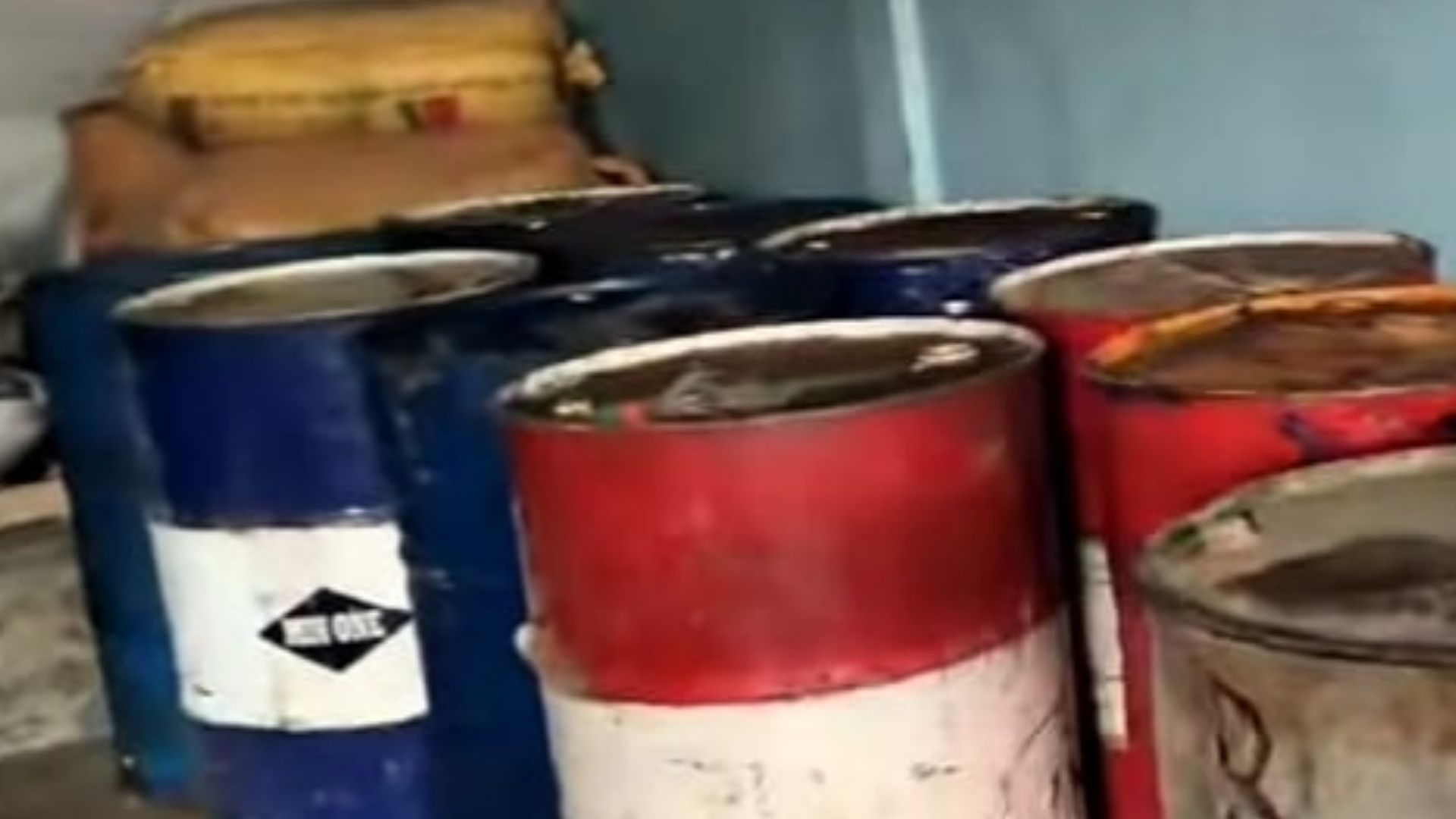 නීති විරෝධී ලෙස ඉන්ධන තොග රැස්කර සන්තකයේ තබාගත් තවත් සැකකරුවන් කිහිපදෙනෙකු අත්අඩංගුවට