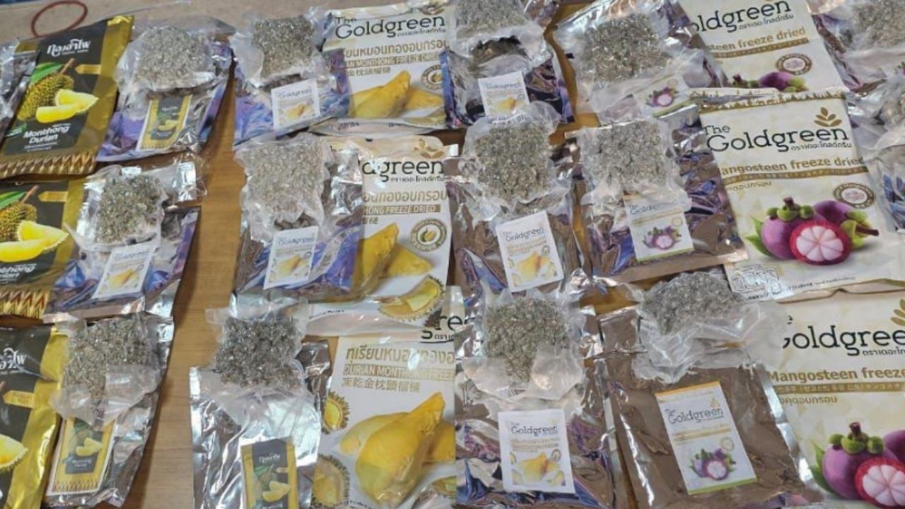 කෝටි ගණනක කුෂ් දිවයිනට රැගෙන ආ ඡායාරූප ශිල්පියෙක් අත්අඩංගුවට