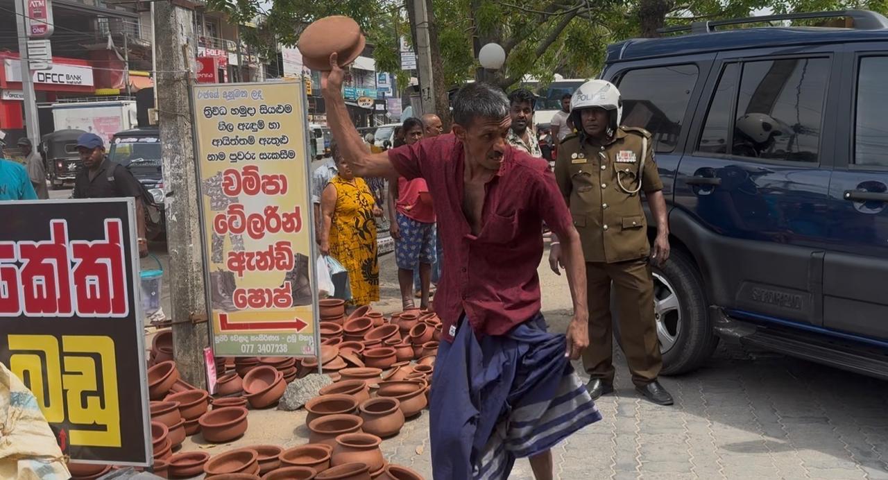 අවුරුද්දට විකුණන්න ගෙනා වළංවලට වැල්ලවායේ වෙළදුන් කළ දේ