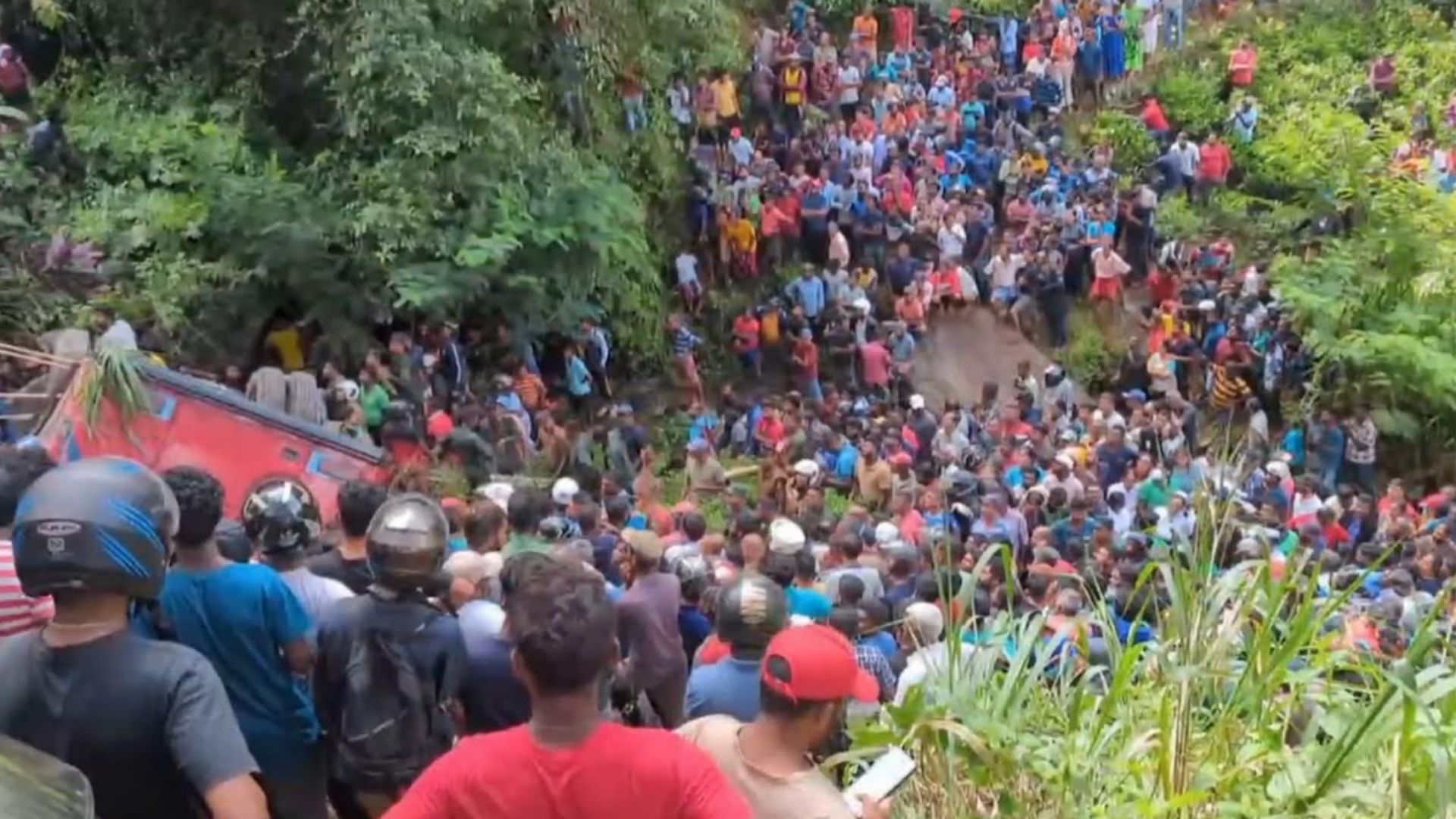 ගැරඩිඇල්ල බස් අනතුරට අදට වසරයි – අනතුර සිදුවූ ස්ථානයේ අද කළ දේ