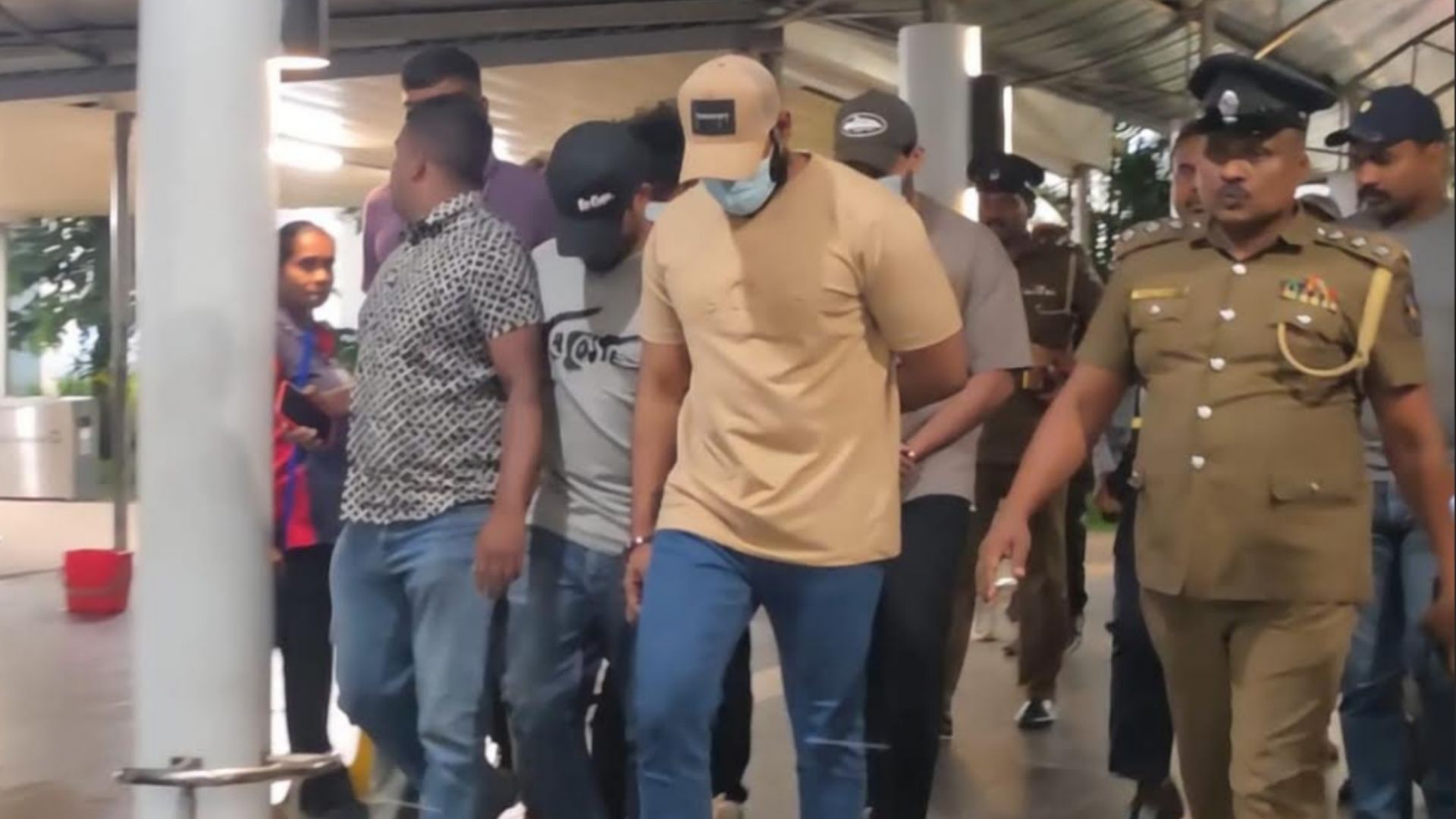 මෙරටට පිටුවහල් කළ විවිධ අපරාධවලට චෝදනා ලැබූ 21 දෙනා කටුනායක සිට අරන් ගිය තැන