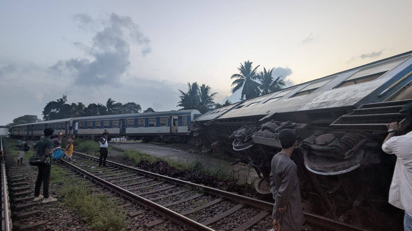 දුම්රියක් පීලි පනී – මැදිරියක් පෙරළි මගීන් දෙදෙනෙකුට තුවාල