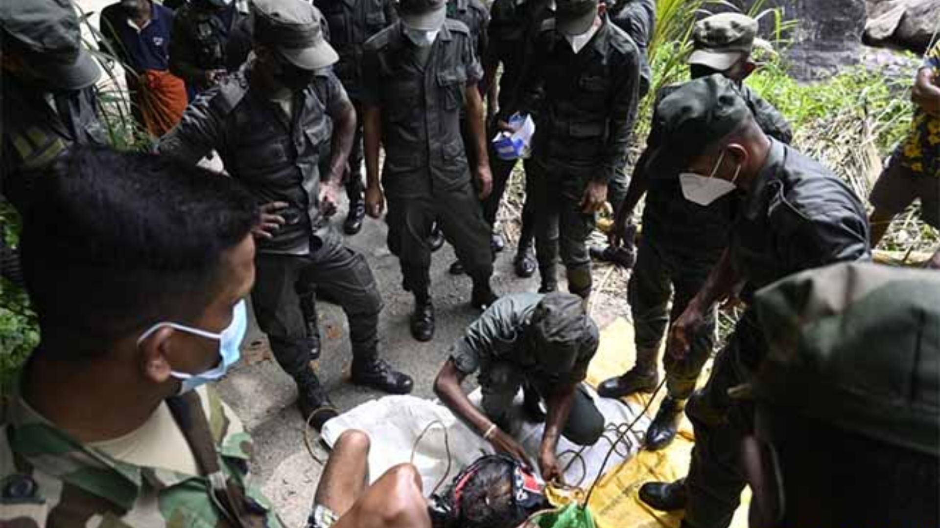යුද හමුදා සෙබළෙකුගේ මළ සිරුරක් ළිඳකින් සොයා  ගැනේ