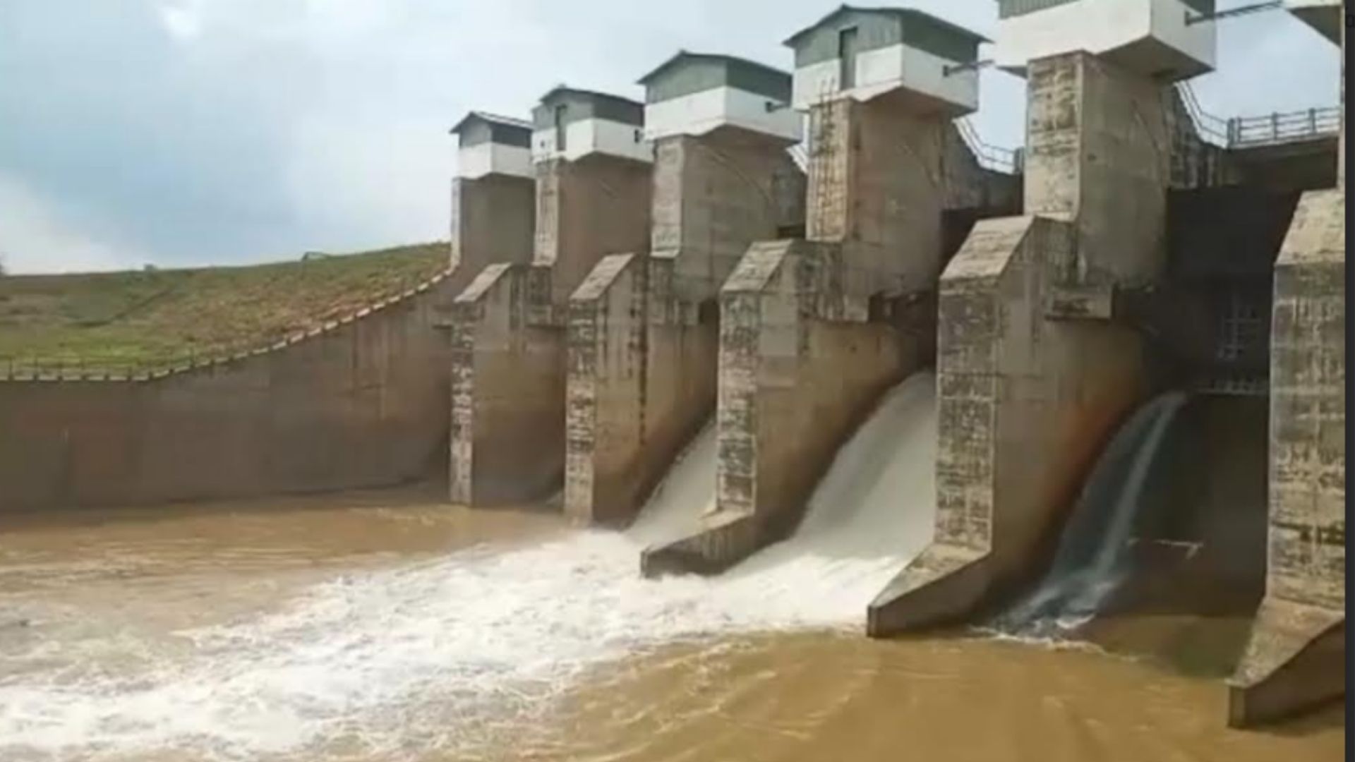 කතරගම පූජා භූමියේ මැණික් ගඟ දෙපස ජනතාවට දැනුම්දීමක්