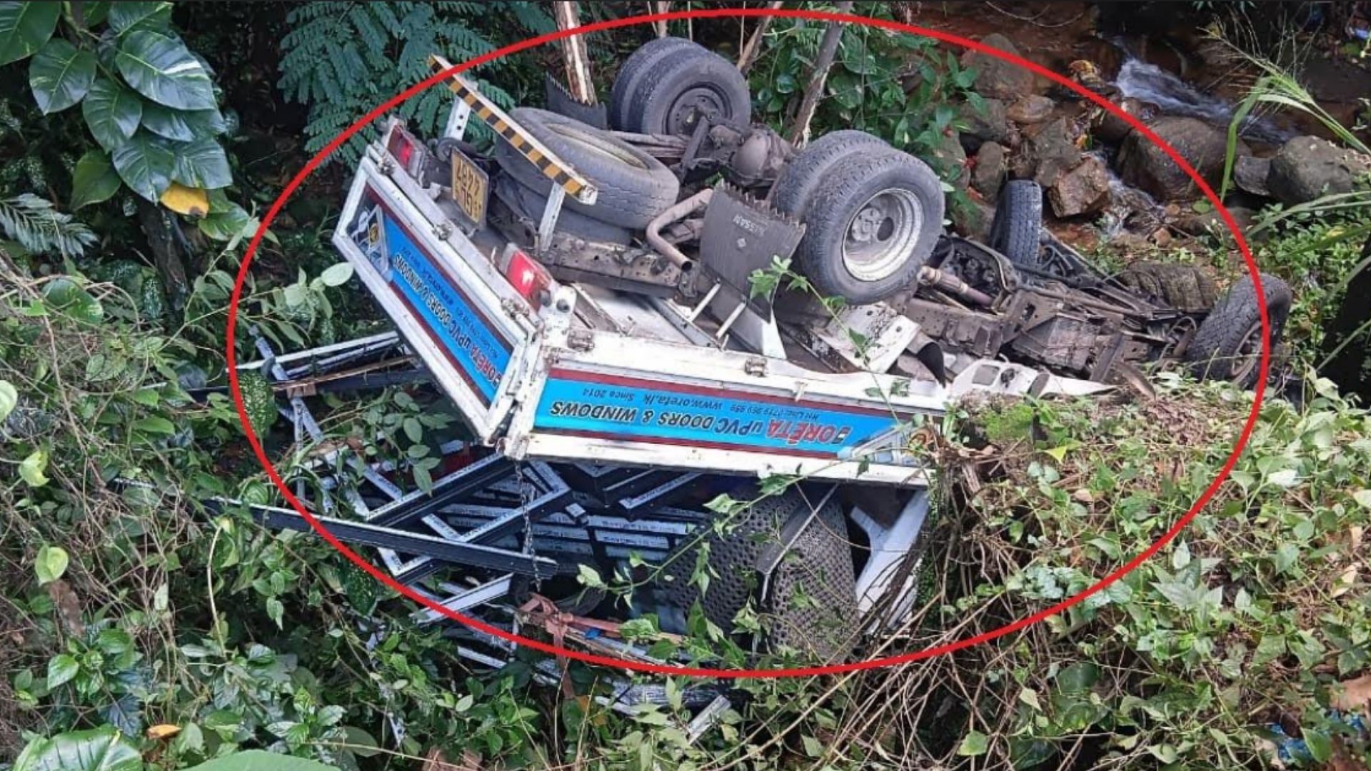 කඩවත සිට නුවරඑළියට ධාවනය වූ ලොරි රථයක් මාර්ගයෙන් ඉවතට පැන අනතුරට – තිදෙනෙකුට තුවාල