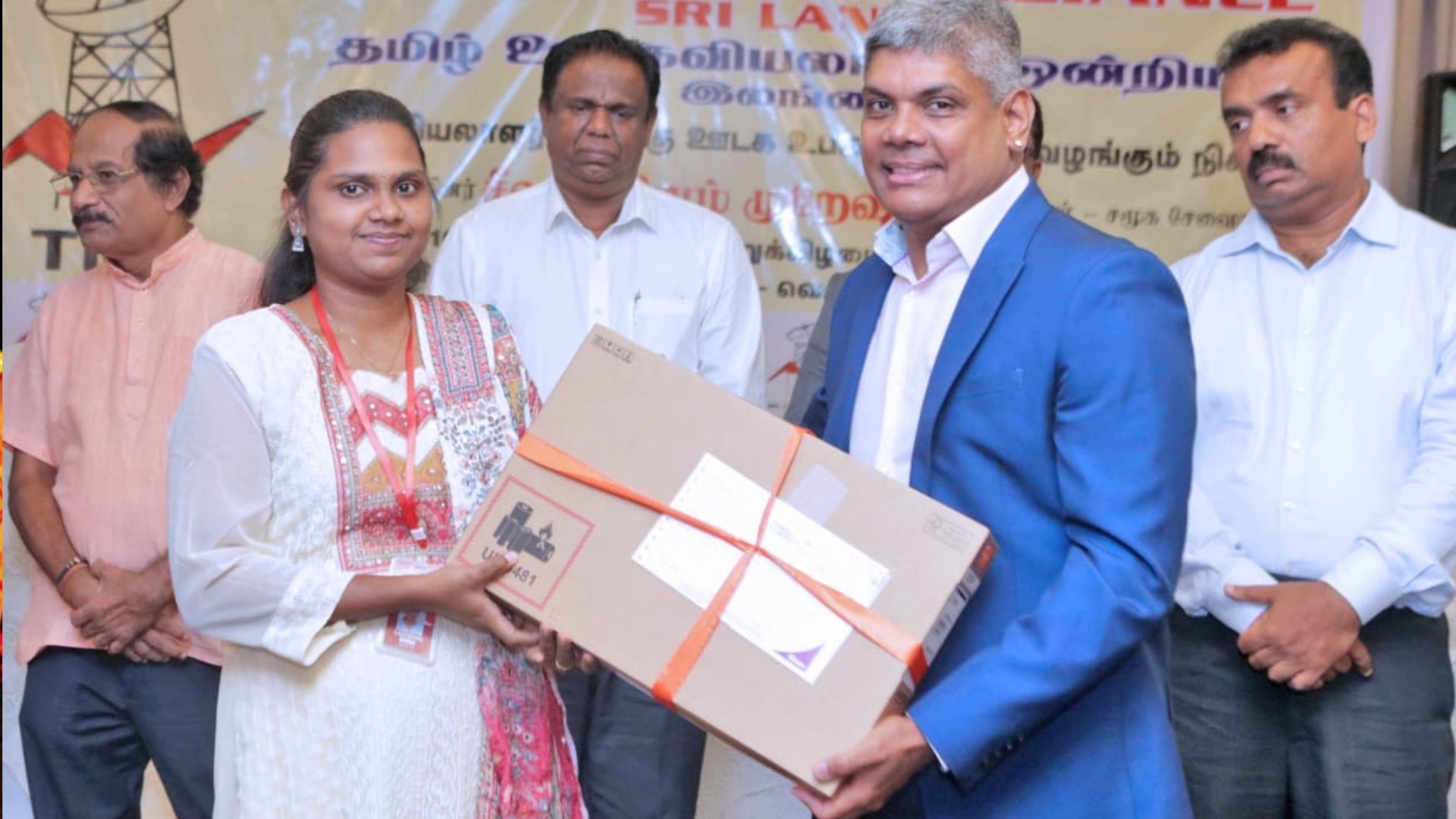 ශ්‍රී ලංකා මාධ්‍ය ඉතිහාසයේ ප්‍රථම වරට මාධ්‍යවේදීන් 90කට ලැප්ටොප් සහ ජංගම දුරකථන