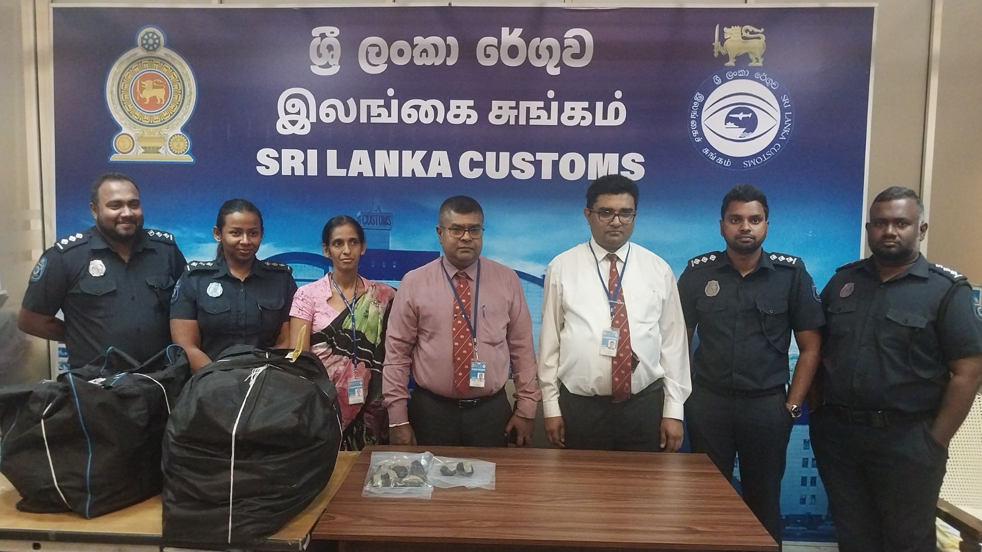 මර්ජුවානා තොගයක් සමග ව්‍යාපාරික කාන්තාවන් තිදෙනෙකු කටුනායකදී අත්අඩංගුවට